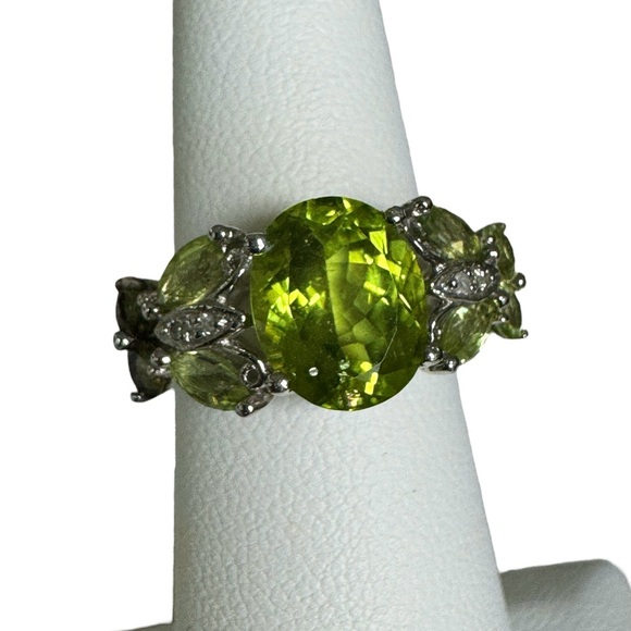 Beautiful chartreuse green peridot ring 💚 - Picture 3 of 16